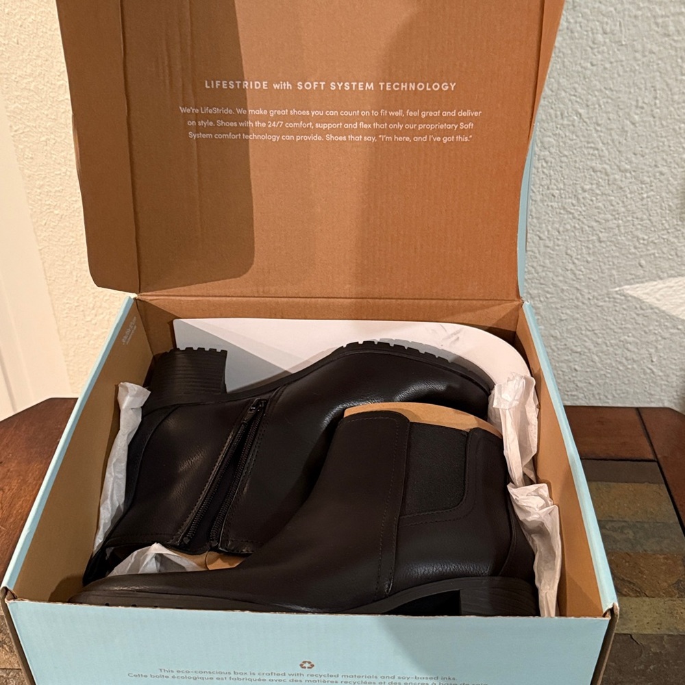 New in Box LifeStride Mesa Chelsea Lug Sole Side Zip Ankle Booties Women’s 9.5 M